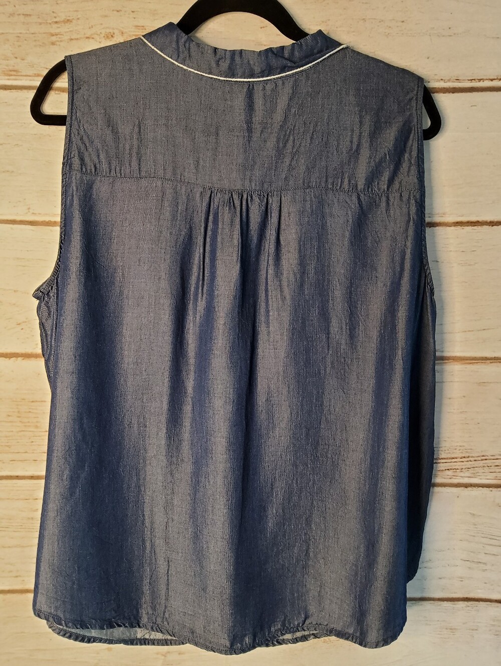 Elle Blue Sleeveless Blouse with White Floral Collar - Picture 2 of 6